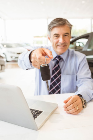 Buying Used Car: Dealership vs Individual – Which is Better in India?